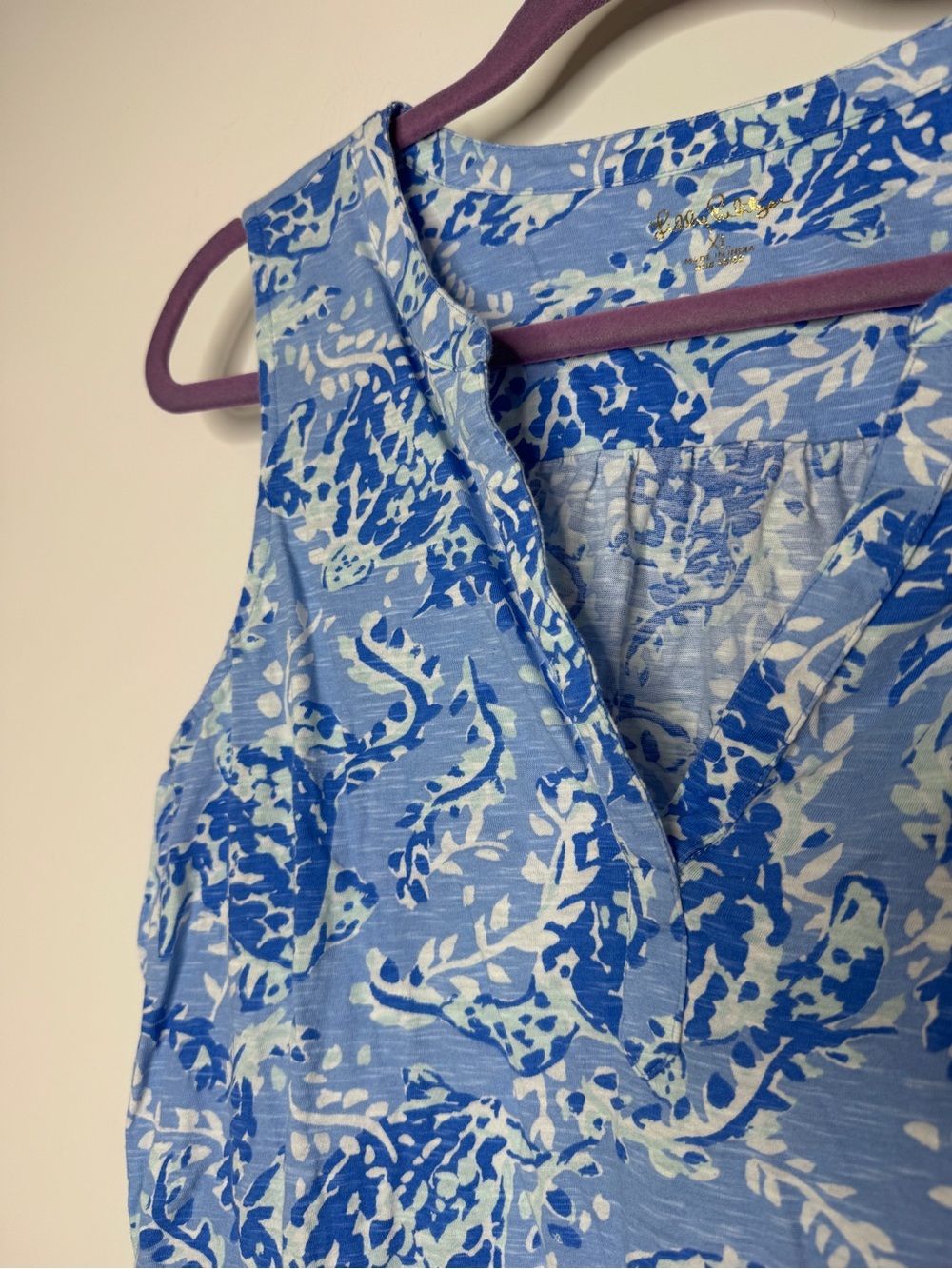 Lilly Pulitzer Blue & White Floral Sleeveless V-Neck Tank - Picture 4 of 7